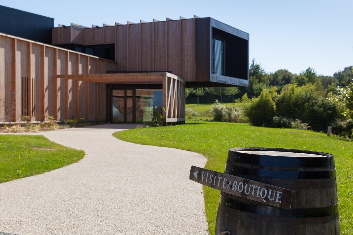 [RÉCOMPENSÉ AU SALON DE L'AGRICULTURE] 

Toutes nos félicitations à la distillerie Warenghem qui vient d'être primé 4 fois au Concours Général Agricole : 3 médailles d'or 🥇 et 1 argent 🥈 qui confirment aussi la notoriété des produits : Whisky, Pommeau, Lambig et autres liqueurs