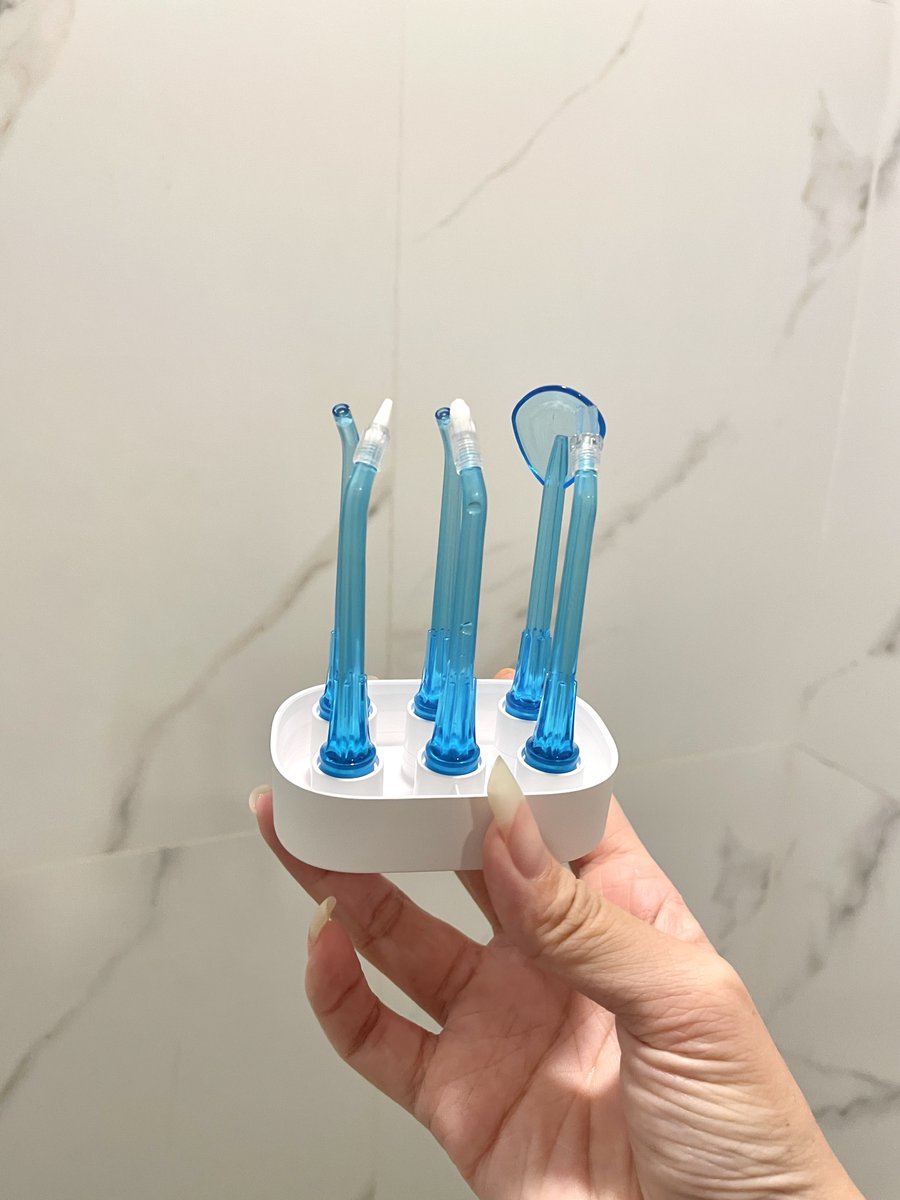 psmark1821's tweet image. พวกแก เครื่องพ่นน้ำดูแลช่องปากตัวนี้ใช้แล้วรู้สึกสุขภาพฟันดีขึ้นเยอะเลย เค้ามีหัวฉีดตั้ง5แบบ ใช้ทำความสะอาดในช่องปากได้ทุกส่วน จากเมื่อก่อนไม่มั่นใจในเรื่องของกลิ่นปาก ตอนนี้สบายใจหายห่วงแล้วว🦷🦷