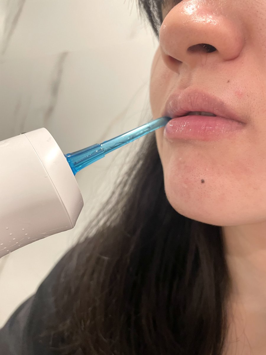 psmark1821's tweet image. พวกแก เครื่องพ่นน้ำดูแลช่องปากตัวนี้ใช้แล้วรู้สึกสุขภาพฟันดีขึ้นเยอะเลย เค้ามีหัวฉีดตั้ง5แบบ ใช้ทำความสะอาดในช่องปากได้ทุกส่วน จากเมื่อก่อนไม่มั่นใจในเรื่องของกลิ่นปาก ตอนนี้สบายใจหายห่วงแล้วว🦷🦷