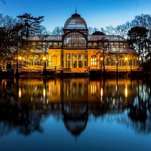 🏙 ¡Una escena de película! El reflejo en el lago, las luces… y un poco de misterio. 🔍
📷 IG: jesusmigba
#FelizFinde #MadridEnMetro