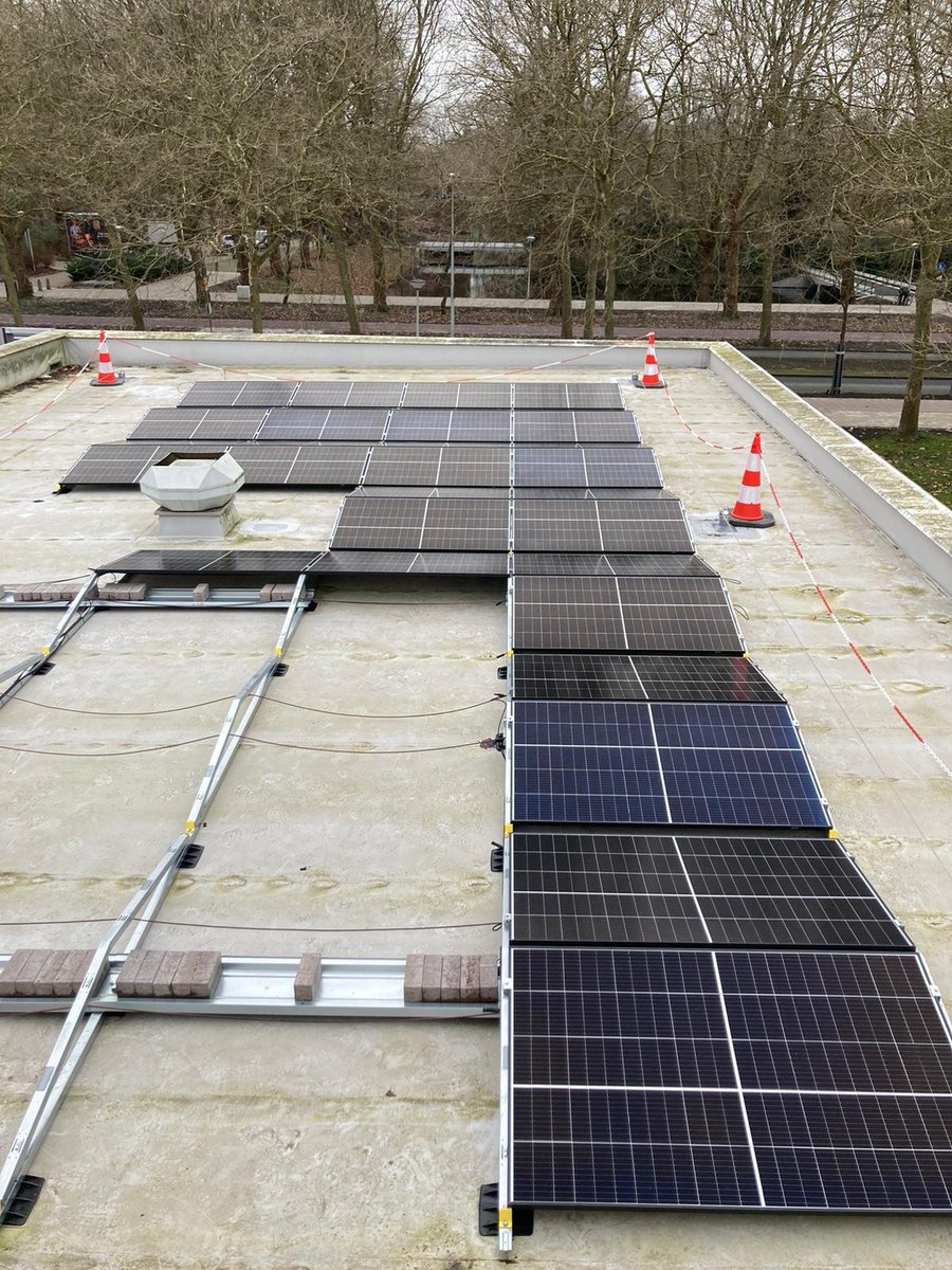 EcostroomNu's tweet photo. Het heeft lang geduurd maar ze komen er nu echt. 
De panelen bij Zuid Ecostroom 🌞 https://t.co/Z7CXzy7lIh