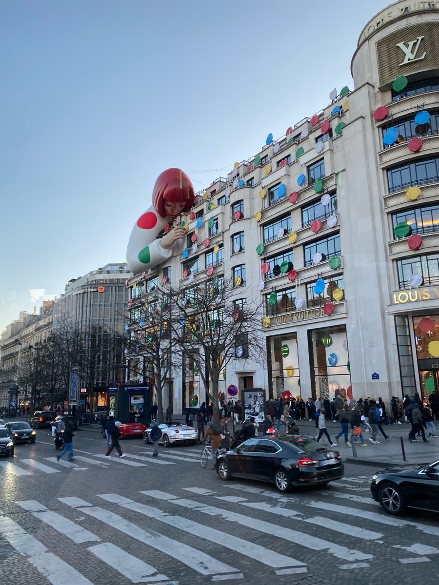 現在のルイ・ヴィトン本店です🌟  日本の芸術家・草間弥生さんが！！