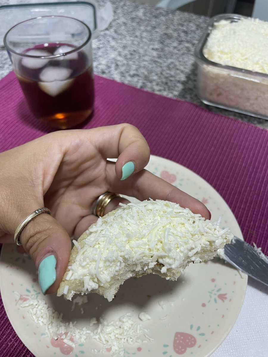 carolyas's tweet photo. Días así que me despierto a mitad de la noche, navego todas las redes… me aburro y termino tal cual borracha comiendo arepa a las 4am, porq aja… si uno está despierto da hambre! O no?! https://t.co/bYoc7xtX79