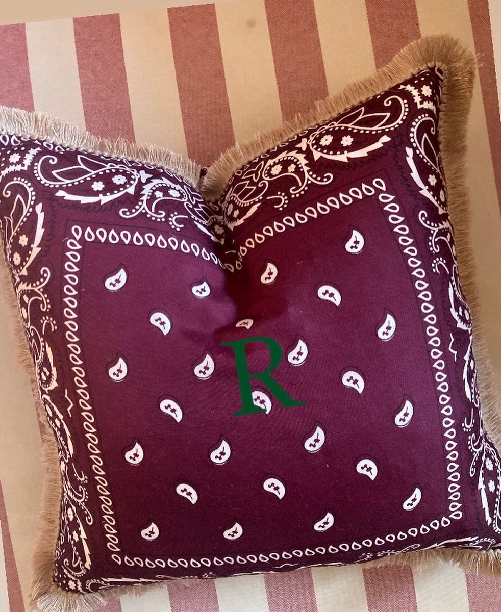 ClaudinebyLP's tweet photo. Nuestros cojines de bandana!!! 🍀 https://t.co/CyZH4C5oat