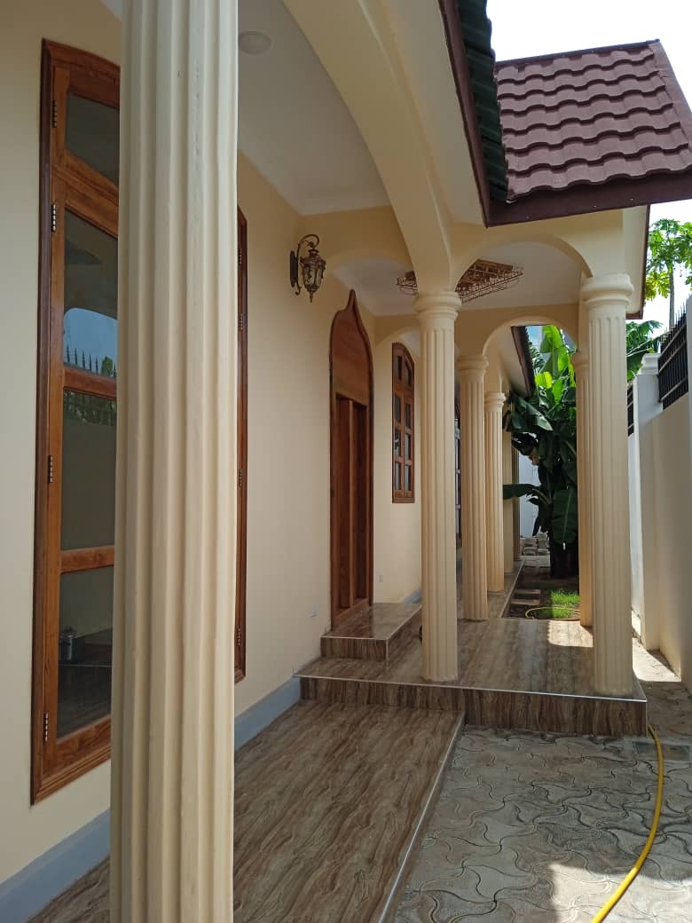 TerranovaEstate's tweet photo. 🔥FULL HOUSE FOR SALE🔥
Features:
1 Master bedroom, 2 Standard room, Public Toilet, Kitchen. Gated compound
Asking Price: 600 Million TZS.
free to contact us:
+255 776 655 655
+255 710 560 560
+255 719 897 295
Email:info@terranova.co.tz https://t.co/imYIvbtQRt