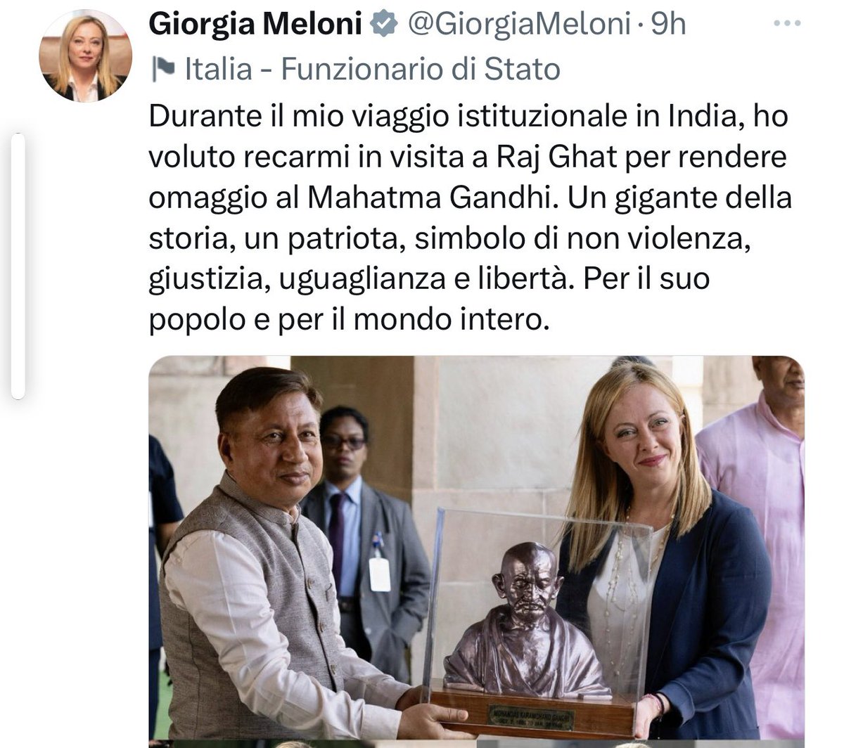 stanzaselvaggia's tweet image. Gandhi, dopo che la famiglia era caduta in povertà,  a 18 anni prese una nave da Bombay per Southampton. Più tardi andò a lavorare in Sudafrica. Ma Giorgia Meloni che ne sa.