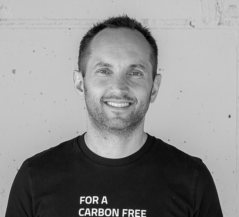 neoom_com's tweet photo. Vom Lehrling zum CEO: @walterkreisel im Porträt. Was steckt hinter #fckoil und welche Zukunftspläne hat #neoom im neuen Headquarter #freecity?
Den ungekürzten Artikel findest du hier:
https://t.co/NsZ6ww7BEG
#energiewende #infinitepowerforallofus https://t.co/b52D9R3ujV