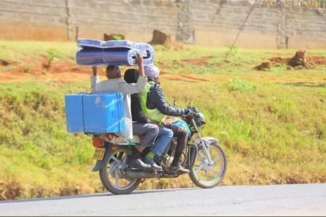 Mzeewajambia's tweet photo. Kumbe Fei alikuwa anaambiwa aje Avic town na Godoro lake,Fagio, ndoo ya Maji na tranka la kuwekea Nguzo 😃 https://t.co/1z5Zo477Nx
