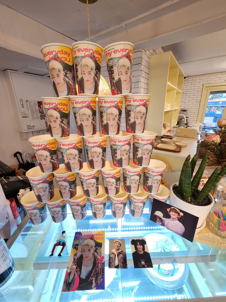 SaviJeab's tweet image. (ต่อ) วันที่ 4ยังไม่จบง่ายๆ 28 Febจากร้านกระต่ายเมื่อกี้เดินตรงมาก็เจอร้าน Same same เค้กกระตุ่ยน่ารักมาก
@only1HO Thank you so much for your setting up the cafe. 
#my_everyday_is_wonho
#나의_매일은_원호