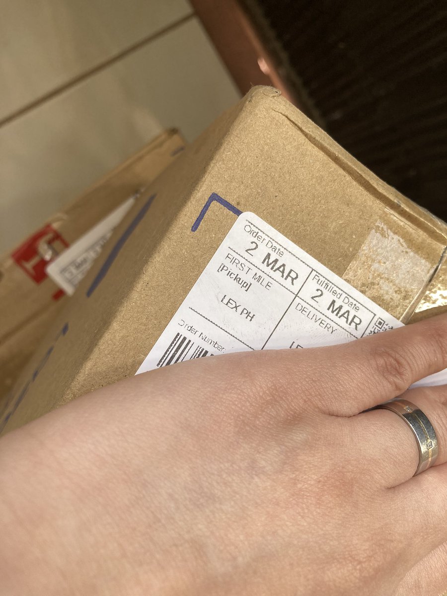 rethsela's tweet photo. @LazadaPH wow! I ordered these last night.. dumating na agad ngayon!?! In less than 24hours! 🤯 https://t.co/H7vwkfNwXT
