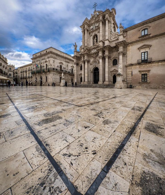 VisitSicilyOP's tweet photo. Sprigiona una particolare energia anche sotto la pioggia, non trovate?

Duomo di #Siracusa #ortigia #visitsicilyinfo #unesco #worldheritage #styles #barocque

📸 Nicolo Vaiana https://t.co/olmbw7aB7V