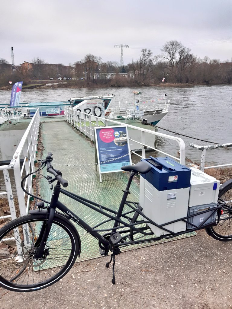 Wir gestalten heute wieder einen #MINT-Aktionsvormittag auf der #MakeScienceHalle von <a href="/science2publicc/">Ilka Bickmann</a> - diesmal mit einer "großen Gruppe" der #KiTaMandala aus Magdeburg. 
Der Equipment-Transport per #Lastenrad direkt aus dem #Elektromobilitätslabor bis (fast) auf Schiff läuft.