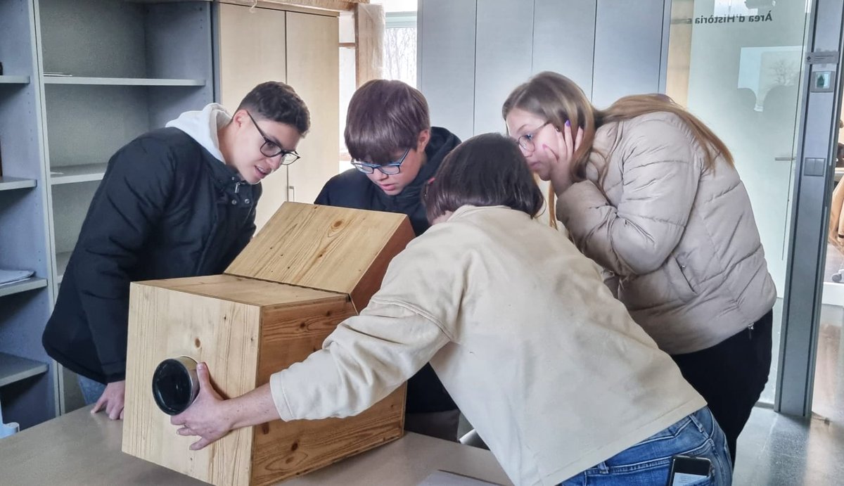 PortUIB's tweet photo. Un grup d'alumnes de 4t d'ESO #IESInca descobreixen els instruments de dibuix i màquines prefotogràfiques 📸🎞️🖼️ que han emprat els artistes des del Renaixement fins al segle XIX.
Després realitzen una ruta d'art urbà pels murals del #campusUIB amb @esmentcomunidad
#SeràsUIB https://t.co/cz7CMXlpEh