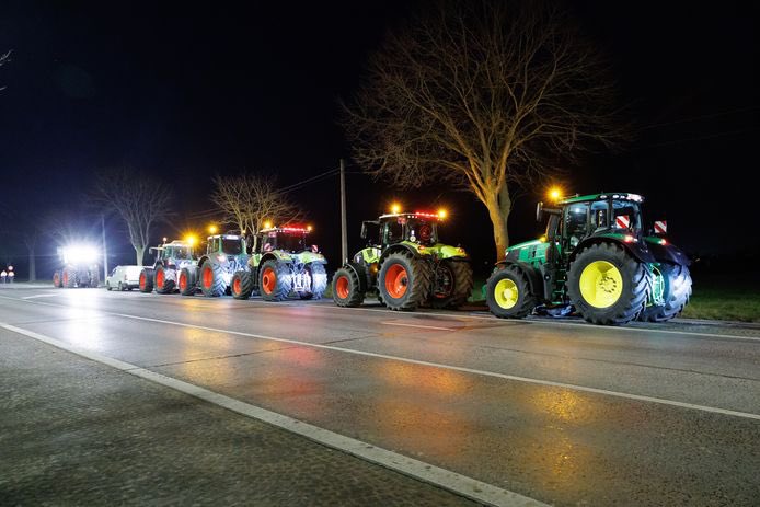 JDeMeulemeester's tweet photo. Ik vind dat de #boeren zich eigenlijk nog heel lang zeer koest hebben gehouden. Er zijn er die voor veel minder de weg komen versperren.
Sinds wanneer is het zo bon ton om af te geven op landbouwers? 
En we zijn kennelijk compleet ontkoppeld van de oorsprong van ons voedsel. 🚜 https://t.co/XcW0vbgjUi