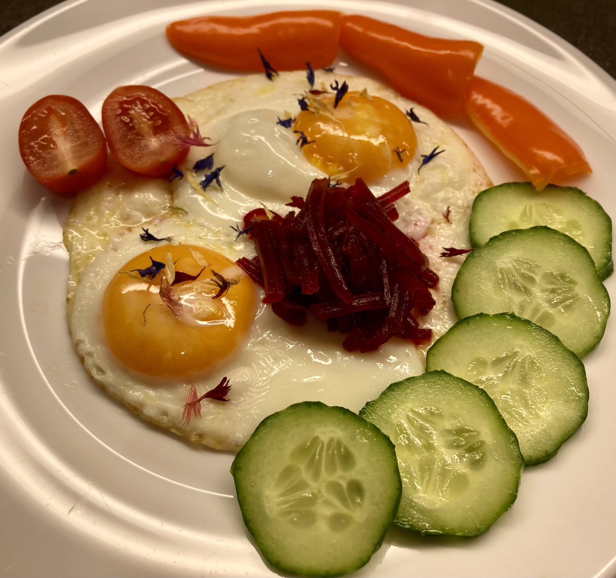 One year older=one year more experienced ☺️ #Healthy #breakfast with fried #eggs, colourful #vegetables and some #edibleflowers. Ah, and a cup of #coffee, What else!?