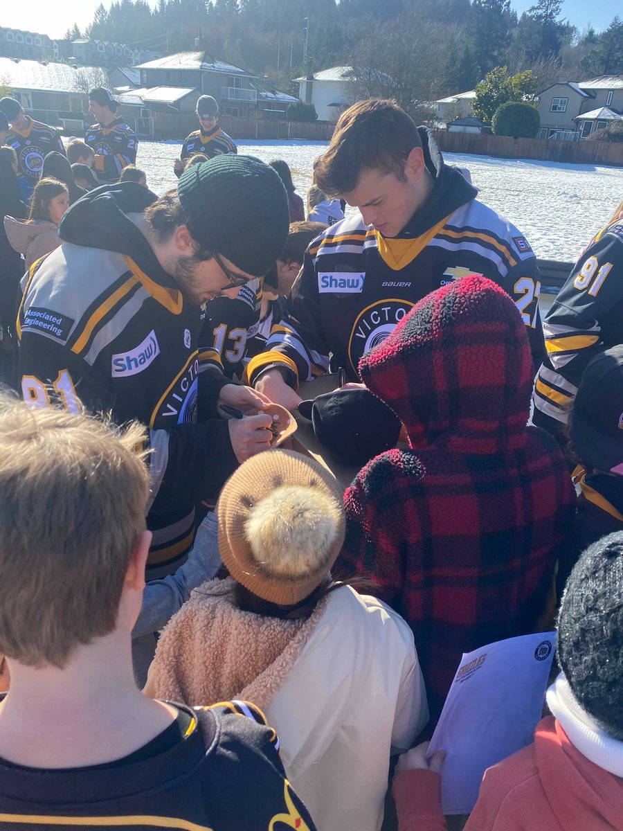 BCHLGrizzlies's tweet photo. Today the Victoria Grizzlies were in the Community visiting Willway Elementary School. We had so much fun answering all the kid's questions, reading to them and hanging out at recess.
@SD62_Sooke
#CommunityMatters #Schoolvisits #Willway #Sookeschools #CommunityLife #hockey https://t.co/klo9RffVNT