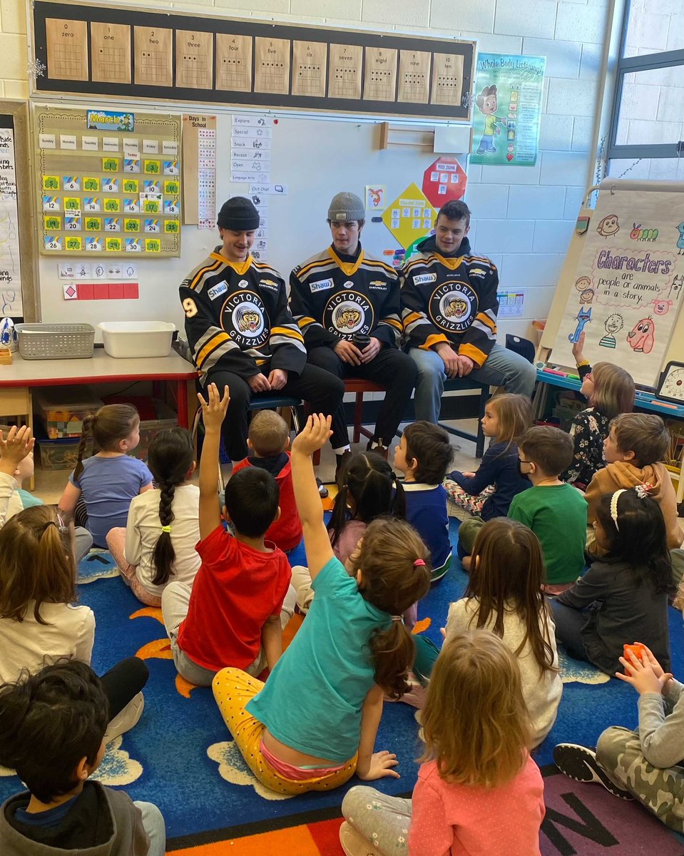 BCHLGrizzlies's tweet photo. Today the Victoria Grizzlies were in the Community visiting Willway Elementary School. We had so much fun answering all the kid's questions, reading to them and hanging out at recess.
@SD62_Sooke
#CommunityMatters #Schoolvisits #Willway #Sookeschools #CommunityLife #hockey https://t.co/klo9RffVNT
