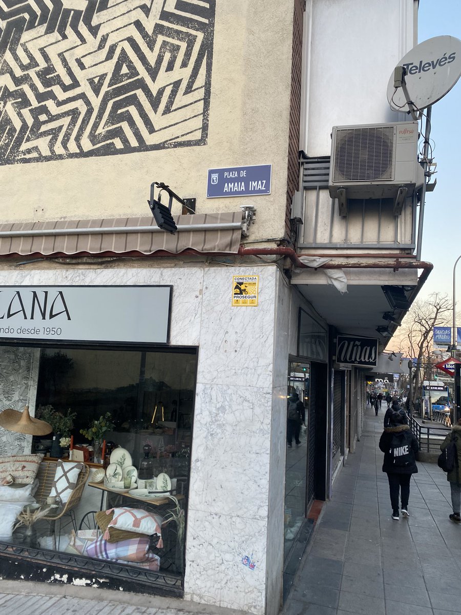 AVPteVallecas's tweet photo. Vallecas cumple una asignatura pendiente. Amaya Imaz, vallecana, activista vecinal e impulsora de @AsocBarro ya está en nuestro callejero. Victoria vecinal surgida del proyecto “Vallecas con Nombre de Mujer” que impulsamos junto a las amigas de @alto_av . https://t.co/jW5LP9eGgG https://t.co/xqEAEqaYIs