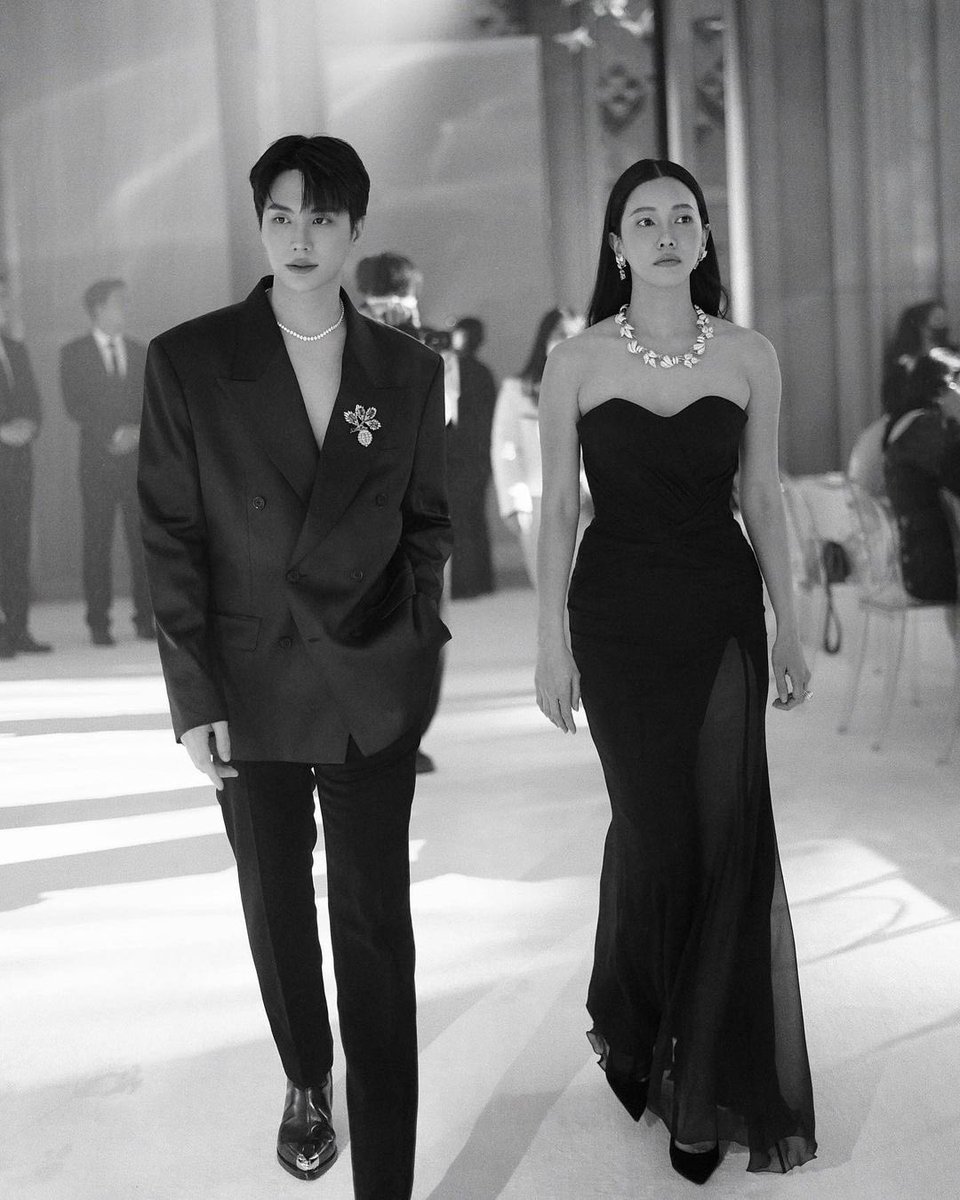 innsarin_family's tweet photo. [IG Update] 

เท้ายังติดพื้นอยู่มั้ยเอ่ยถามแค่นี้ 

💙 #TiffanyHighJewelry #TiffanyAndCo #innsarin https://t.co/DQtCpCBF3e