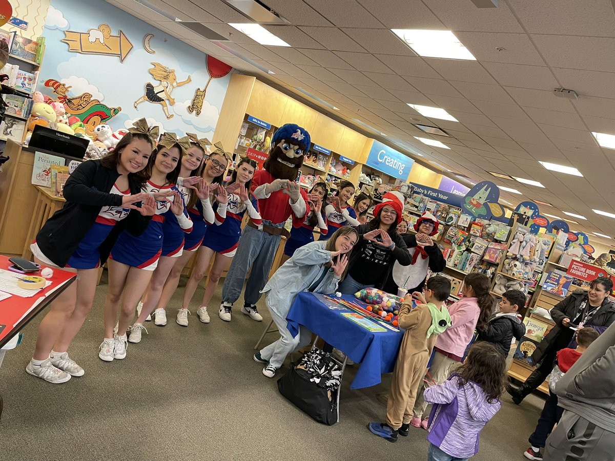 americaslibrary's tweet photo. Americas Feeder Patter Literacy Night- Celebrating reading and the many places that books will take you! @Sparks_Interest @Americas_HS @OvalleBn @LDixon_JDS @WClarkeLibrary @VGarcia_AHS @cdelrio_LVES @JEvans_AHS #SISDlibraries @LIBERTAS_AHS https://t.co/HcOB9GSGsi