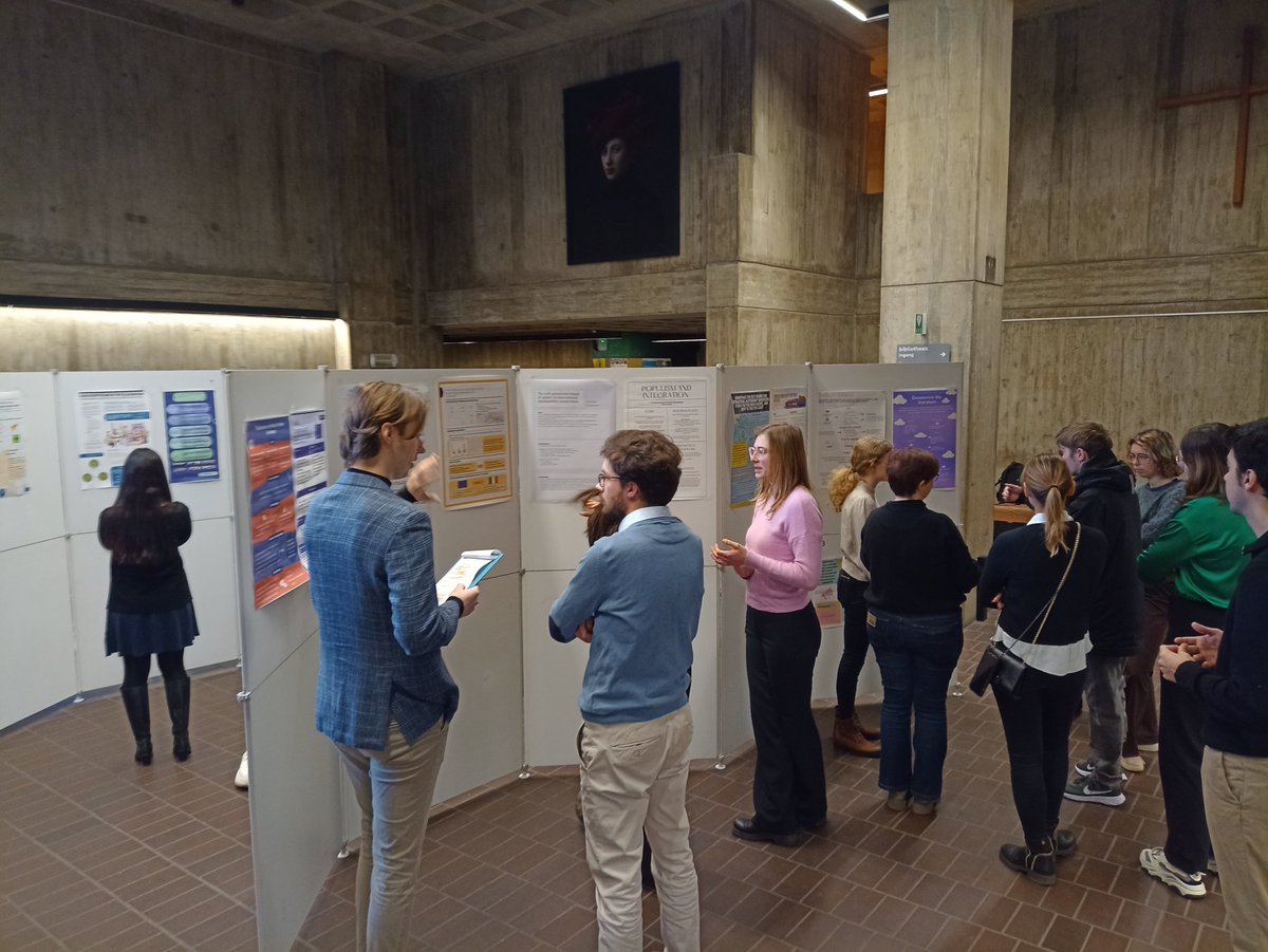 It's  poster conference day! This yearly tradition in our master thesis course gives our students the opportunity to present their research design and gather feedback from their peers. 📜