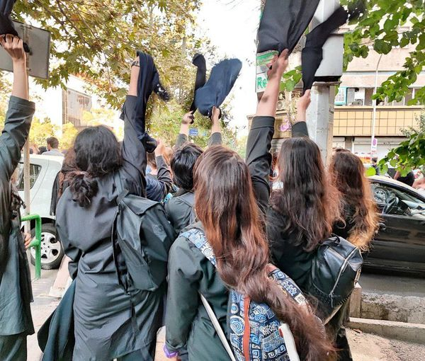 MarianoGiustino's tweet photo. Il regime in #Iran costringerebbe le adolescenti a guardare film porno, stupri e scene di sesso tra umani e animali. La Rep.Islamica,come #Taliban,#Isis, #BokoHaram e mafia,col terrore vuole far credere alle fanciulle che le proteste portino alla decadenza sessuale
@RadioRadicale https://t.co/x60A6ZbZET