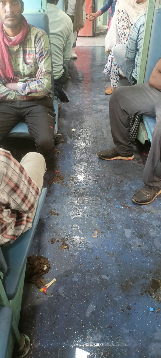 passigourav's tweet photo. @AshwiniVaishnaw @RailMinIndia @rpfnrumb 12485 nanded to sgnr, pathetic condition of train https://t.co/3MiKvmfrrm
