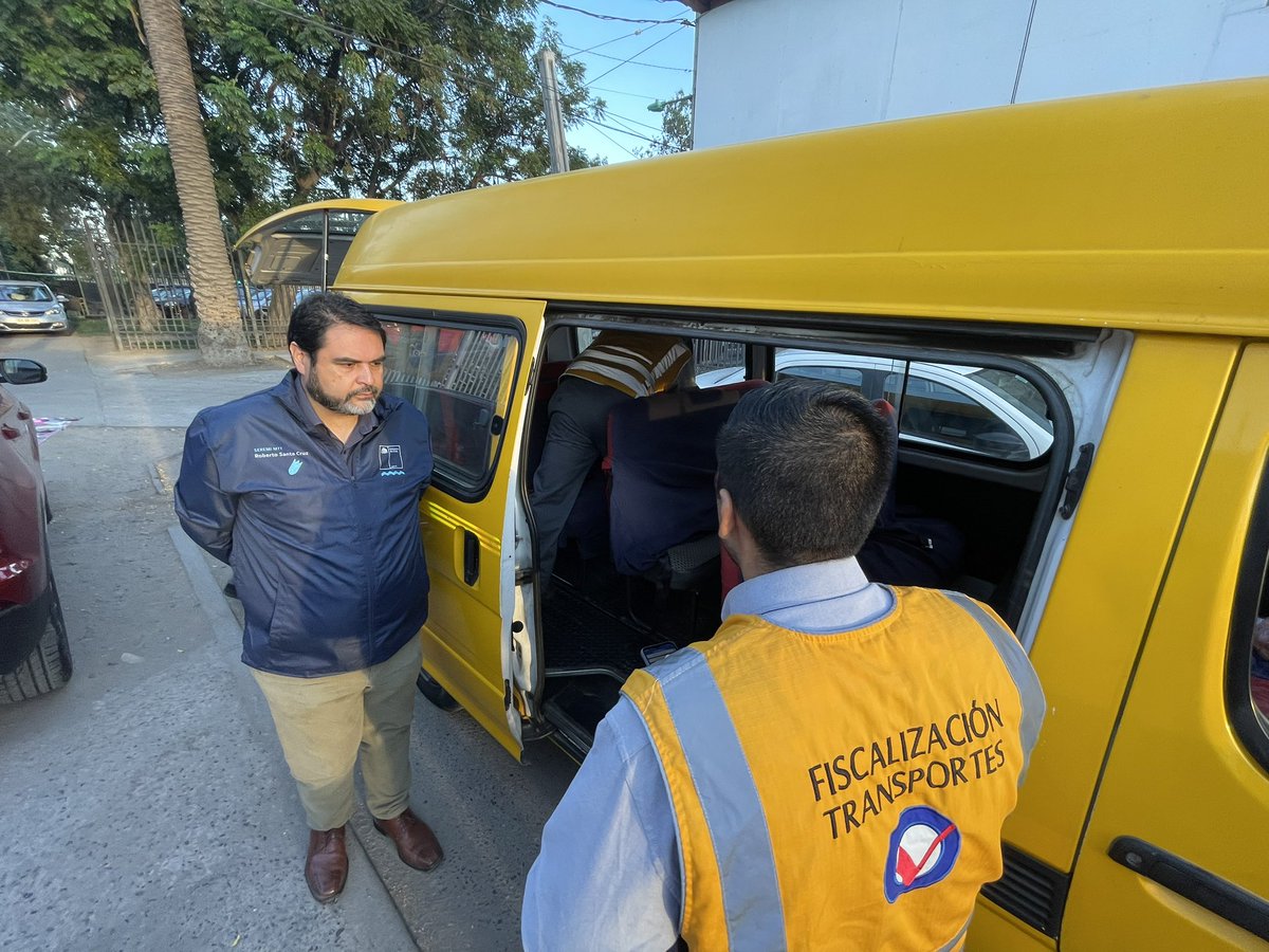 MTTStgo's tweet photo. #AgendaMTT : El SEREMITT @R_Santa_Cruz junto a la delegada de @DPPCordillera Alejandra Cortés acompañaron a los fiscalizadores @Fisca_MTT y @Carabdechile para controlar #TransporteEscolar en la comuna de Puente Alto en el marco del #PlanMarzo https://t.co/X15Wnf86HP