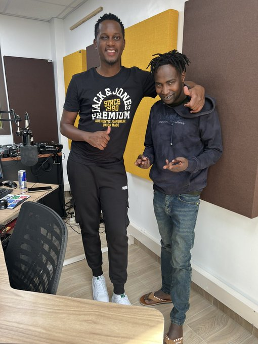 Ka Furahi Day Kamejipa! Tuko dani ya Iron bird ndege ya chrome with <a href="/DjDaboTrabo/">Dj Double Trouble</a> &amp; <a href="/BonokoReal/">Bonoko Masafara Foundation _Real</a>
 
[ #Goteana 3 - 7 pm ]
Unatupata area code gani? Gotea mbogi true, itisha tune tuku big up 👊🏾 Live On Air!! 

Call: 0711443886 | SMS: 20895