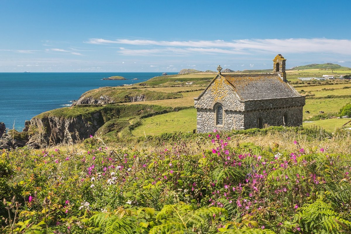 Hanes Dewi Sant 🏴 📖 Rhoddodd fam Dewi Sant, Santes Non, enedigaeth iddo ar ben clogwyn yn ystod storm ffyrnig, wyllt, yn ôl y chwedl 🌩 Mae adfeilion Capel Santes Non a ffynnon sanctaidd yno o hyd, y dywedir bod ganddi’r gallu i iacháu 🔮 @PembsCoast #LlwybrauCeltaidd