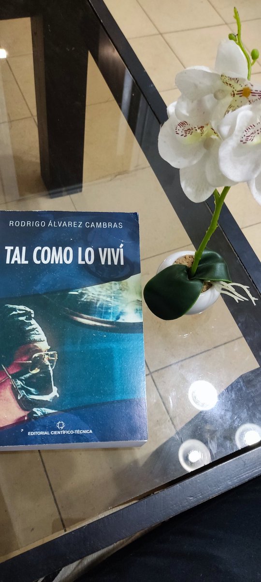 pocholyn's tweet photo. La noticia de su muerte me sorprende leyendo su biografía, libro que recomiendo. Se aprende mucho de un hombre gigante con el profe. Su vida al servicio de la patria nos inspira a continuar la obra. https://t.co/YduTxjugon