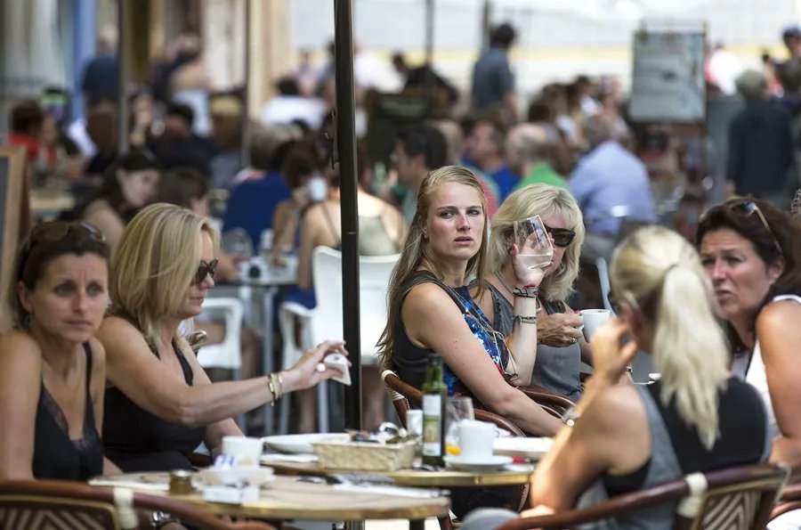 España 🇪🇸 recibió 4,1 millones de #turistas internacionales en enero con lo que supera los niveles prepandemia
<a href="/MarotoReyes/">Reyes Maroto</a> "Estos extraordinarios datos demuestran que el turismo será este año uno de los motores de la economía española"
<a href="/ABCMundial/">ABC Mundial</a> 
abcmundial.com/2023/03/03/esp…
