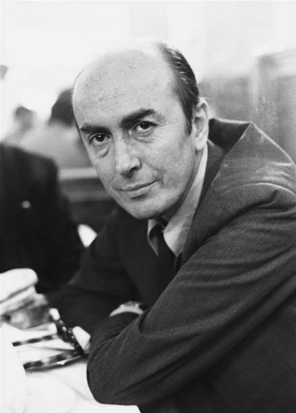 "Olması gerekenin olmadığı bir karışık çağdan geçiyoruz sanki yavaşça. Geçmiyoruz da, kayıyoruz."

Edip Cansever, İki Satır, İki Satırdır