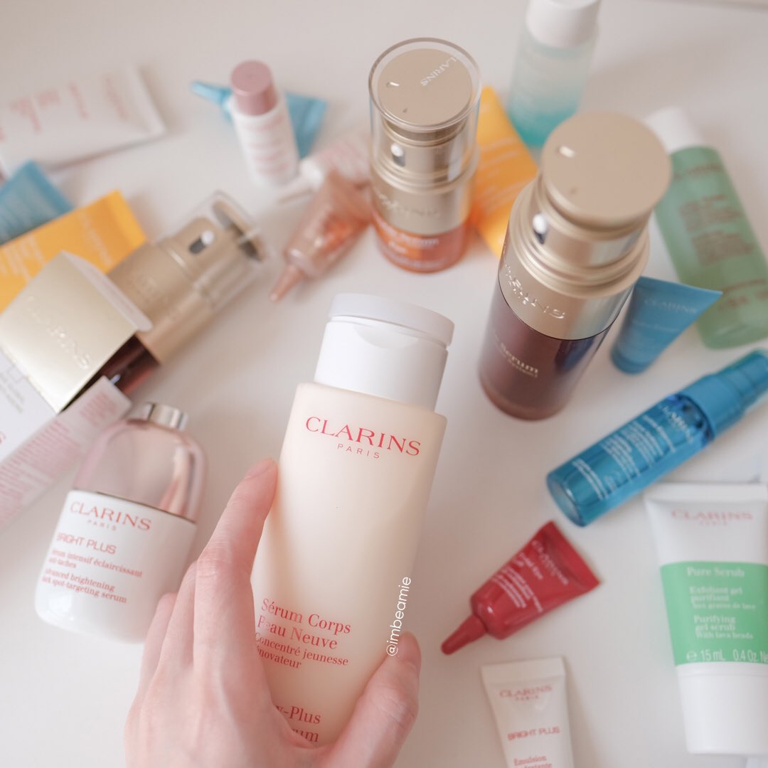 imbeamie's tweet photo. 🛁 เนื่องจากช่วงนี้อิน Clarins หนักมากกก หันมาอีกทีมีเต็มโต๊ะดังภาพ 😂 เธรดนี้รวมสกินแคร์คลาแรงส์ที่บีมใช้อยู่ เผื่อเพื่อนๆอยากเข้าวงการผิวเด็กด้วยกันค่า 💘 https://t.co/rAiKspRd9Z