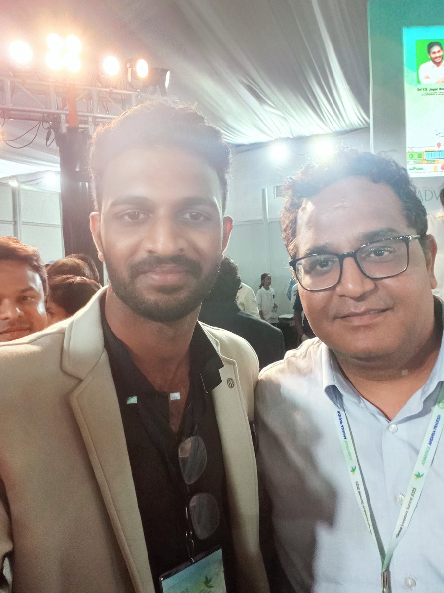 mr_brahmadevu's tweet photo. This is an absolute memorable day..   
@vijayshekhar sir, Attending your session, clicking a selfie and giving you shake hand💖😍...  Can't come out of the trance 😉😁 @vijayshekhar congratulations for becoming profitable company 🫂 Sir also congrats for Signing MoU with AP govt https://t.co/qdKI2zfs7u