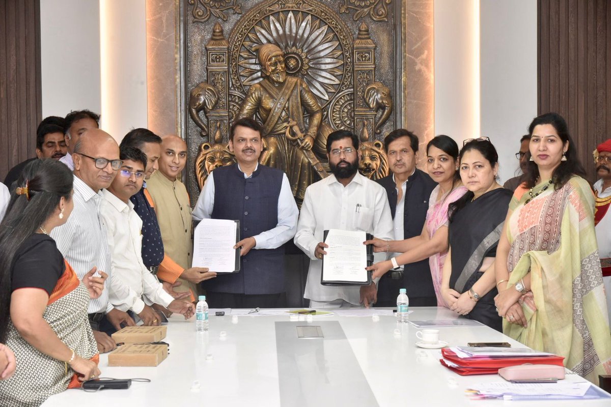 CMO Maharashtra (@cmomaharashtra) on Twitter photo рдореБрдЦреНрдпрдордВрддреНрд░реА <a href="/mieknathshinde/">Eknath Shinde - рдПрдХрдирд╛рде рд╢рд┐рдВрджреЗ</a> рдЖрдгрд┐ рдЙрдкрдореБрдЦреНрдпрдордВрддреНрд░реА <a href="/Dev_Fadnavis/">Devendra Fadnavis</a> рдпрд╛рдВрдЪреНрдпрд╛ рдкреНрд░рдореБрдЦ рдЙрдкрд╕реНрдерд┐рддреАрдд рдорд╣рд┐рд▓рд╛ рд╡ рдмрд╛рд▓ рд╡рд┐рдХрд╛рд╕ рд╡рд┐рднрд╛рдЧ рддрд╕реЗрдЪ рднрд╡реНрдпрддрд╛ рдлрд╛рдКрдиреНрдбреЗрд╢рди рдЖрдгрд┐ рдЗрддрд░ рд╕рд╛рдорд╛рдЬрд┐рдХ рд╕рдВрд╕реНрдерд╛рдВрджрд░рдореНрдпрд╛рди рд╕рд╛рдордВрдЬрд╕реНрдп рдХрд░рд╛рд░рд╛рд╡рд░ рд╕реНрд╡рд╛рдХреНрд╖рд▒реНрдпрд╛ рдХрд░рдгреНрдпрд╛рдд рдЖрд▓реНрдпрд╛. рдорд╣рд┐рд▓рд╛ рд╡ рдмрд╛рд▓рд╡рд┐рдХрд╛рд╕ рдордВрддреНрд░реА рдордВрдЧрд▓рдкреНрд░рднрд╛рдд рд▓реЛрдврд╛ рдЖрджреА рдорд╛рдиреНрдпрд╡рд░ рдЙрдкрд╕реНрдерд┐рдд рд╣реЛрддреЗ. рдореБрдЦреНрдпрдордВрддреНрд░реА <a href="/mieknathshinde/">Eknath Shinde - рдПрдХрдирд╛рде рд╢рд┐рдВрджреЗ</a> рдЖрдгрд┐ рдЙрдкрдореБрдЦреНрдпрдордВрддреНрд░реА <a href="/Dev_Fadnavis/">Devendra Fadnavis</a> рдпрд╛рдВрдЪреНрдпрд╛ рдкреНрд░рдореБрдЦ рдЙрдкрд╕реНрдерд┐рддреАрдд рдорд╣рд┐рд▓рд╛ рд╡ рдмрд╛рд▓ рд╡рд┐рдХрд╛рд╕ рд╡рд┐рднрд╛рдЧ рддрд╕реЗрдЪ рднрд╡реНрдпрддрд╛ рдлрд╛рдКрдиреНрдбреЗрд╢рди рдЖрдгрд┐ рдЗрддрд░ рд╕рд╛рдорд╛рдЬрд┐рдХ рд╕рдВрд╕реНрдерд╛рдВрджрд░рдореНрдпрд╛рди рд╕рд╛рдордВрдЬрд╕реНрдп рдХрд░рд╛рд░рд╛рд╡рд░ рд╕реНрд╡рд╛рдХреНрд╖рд▒реНрдпрд╛ рдХрд░рдгреНрдпрд╛рдд рдЖрд▓реНрдпрд╛. рдорд╣рд┐рд▓рд╛ рд╡ рдмрд╛рд▓рд╡рд┐рдХрд╛рд╕ рдордВрддреНрд░реА рдордВрдЧрд▓рдкреНрд░рднрд╛рдд рд▓реЛрдврд╛ рдЖрджреА рдорд╛рдиреНрдпрд╡рд░ рдЙрдкрд╕реНрдерд┐рдд рд╣реЛрддреЗ.