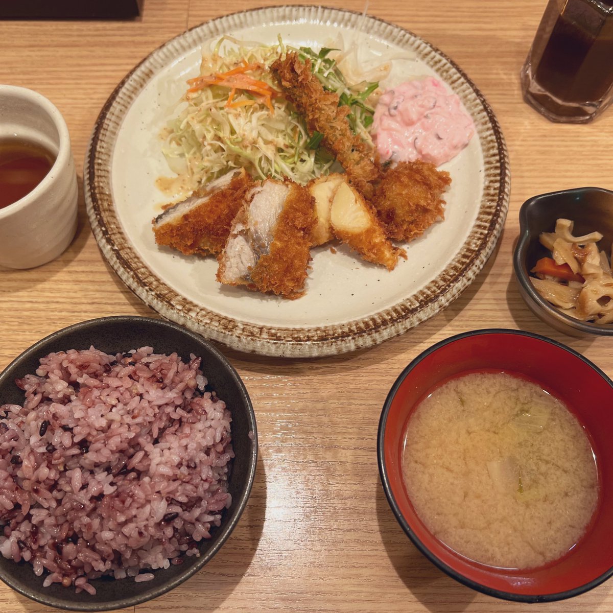 <a href="/711SEJ/">セブン‐イレブン・ジャパン</a> 今日の #夕食 は手しおごはん玄で #鰆と春野菜のミックスフライ定食。
タケノコのフライとか初めてかも。