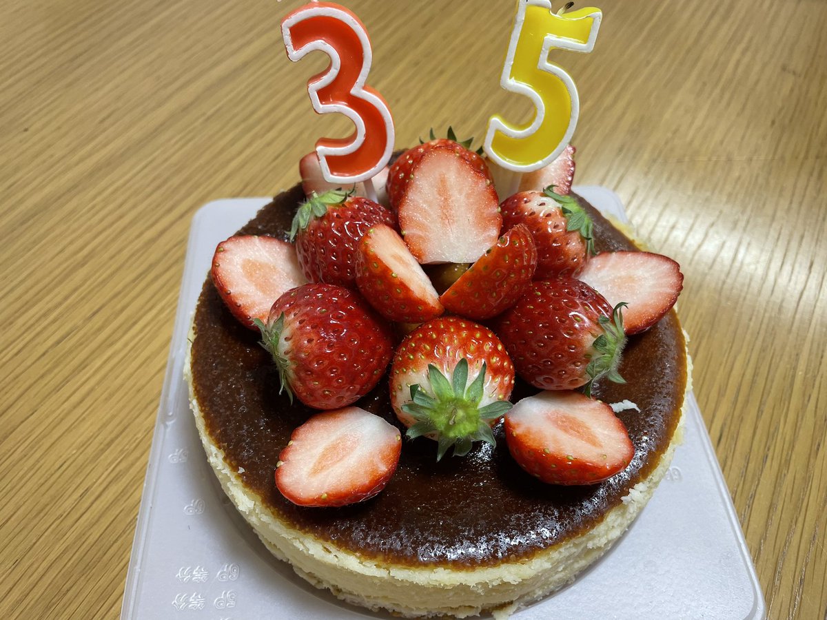 HaRu091708's tweet photo. パパさん一足先に35歳🎉👏🏻
ケーキは最近毎年ベイクドチーズケーキを作ってます🙌🏻 https://t.co/B4Dh1UNcIU