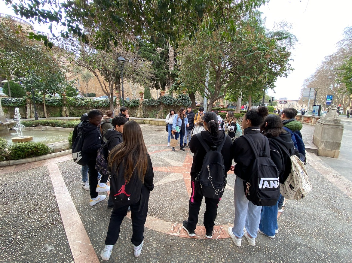 MallorcaWoW's tweet photo. 🗨️🚶♀️ Avui hem sortit a trescar Palma amb dos grups d'alumnes de Sant Vicenç de Paül - La Soledat i de l'Escola Institut @pintorjoanmiro. Hem conegut escriptors i escriptores vinculades a la ciutat i també llegendes, curiositats i anècdotes històriques!
#wowmallorca #educatives https://t.co/BCFQ0QpyoX