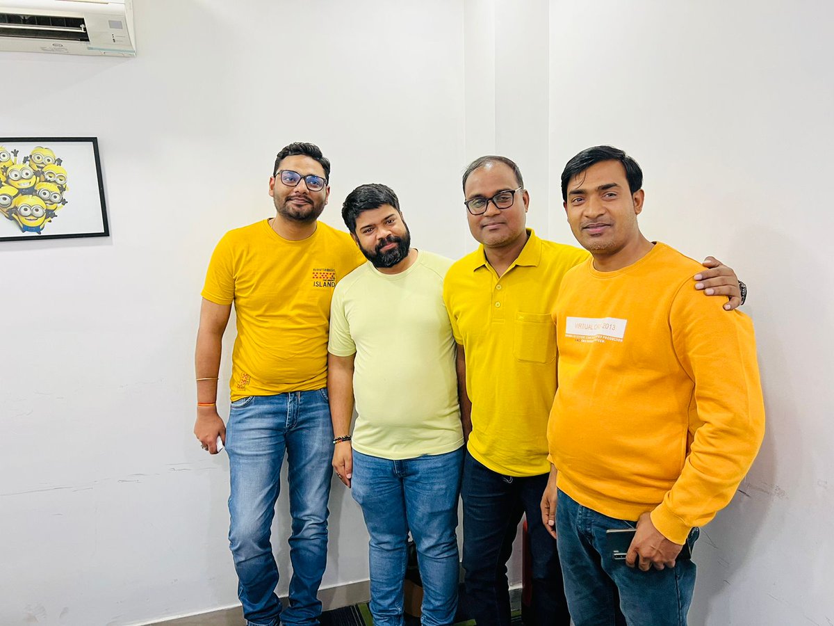 rozgar_India's tweet image. 📸Click of the Day :
Co-workers #accidentaltwinning in #office!

#shadesofspring #rozgar