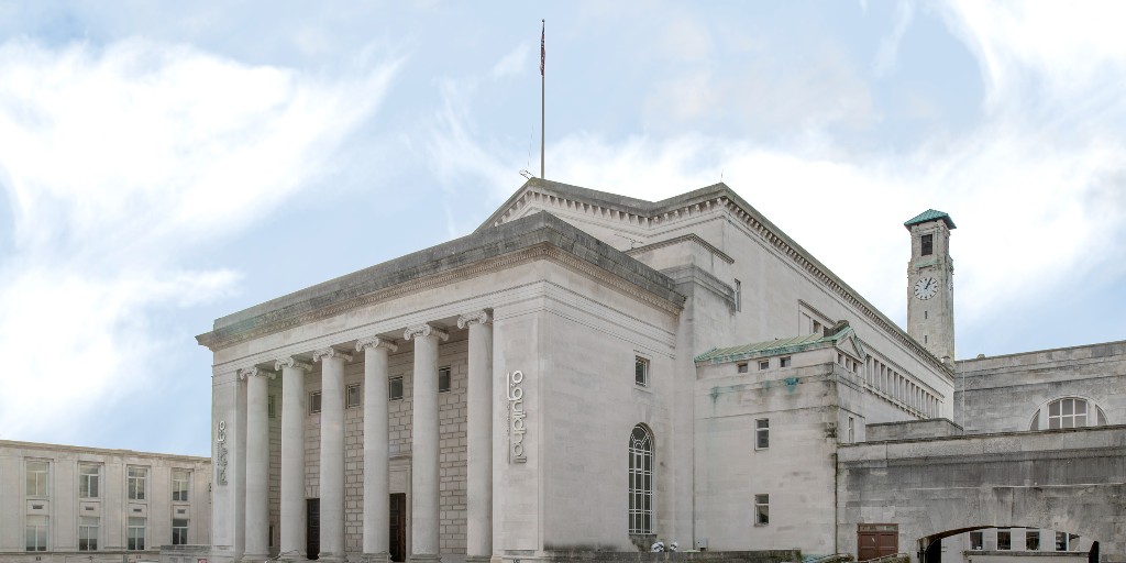 AlivaUK's tweet image. Time for a Friday SNAC? 🥨 Southampton New Arts Complex was built to support and promote culture through theatre &amp;amp; visual arts. 🎭 We provided the Jura limestone #cladding system, 1,100sqm in beige with a sandblasted finish. See our #stonecladding creds👇 
alivauk.com/what-we-do/rai…