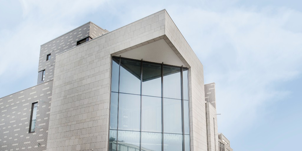 AlivaUK's tweet image. Time for a Friday SNAC? 🥨 Southampton New Arts Complex was built to support and promote culture through theatre &amp;amp; visual arts. 🎭 We provided the Jura limestone #cladding system, 1,100sqm in beige with a sandblasted finish. See our #stonecladding creds👇 
alivauk.com/what-we-do/rai…