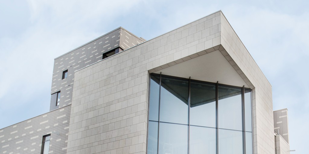 AlivaUK's tweet image. Time for a Friday SNAC? 🥨 Southampton New Arts Complex was built to support and promote culture through theatre &amp;amp; visual arts. 🎭 We provided the Jura limestone #cladding system, 1,100sqm in beige with a sandblasted finish. See our #stonecladding creds👇 
alivauk.com/what-we-do/rai…