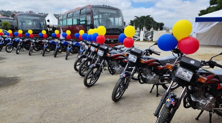 XtraLoco's tweet photo. #GDCInforma|| Gobierno nacional entrega 70 unidades Yutong como parte de la conmemoración del cuarto aniversario de la Gran Misión Transporte Venezuela.
#ChávezCorazónDeLosPueblos
#oriele #poupettekenza https://t.co/Payp7IQ1N0