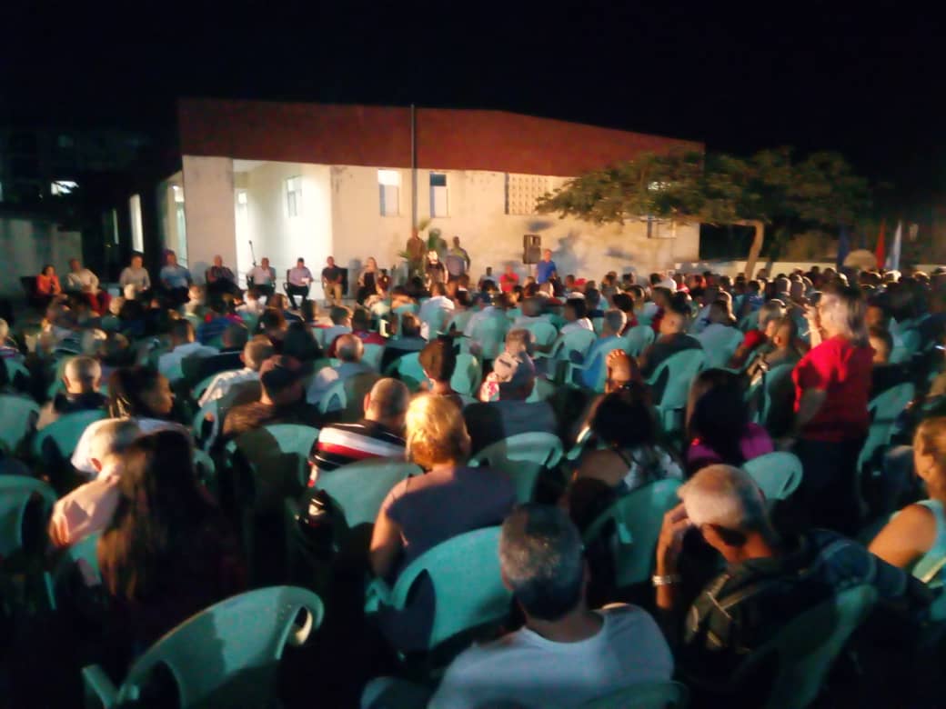 En el seminternado Ernesto Che Guevara, reparto José Martí de #SantaClara se estremeció la noche. Vecinos dialogaron con candidatos a diputados con franqueza y compromiso. Se llamó los problemas por su nombre y se expresó cariño y deseos de hacer. Por la Unidad #YoVotoXTodos