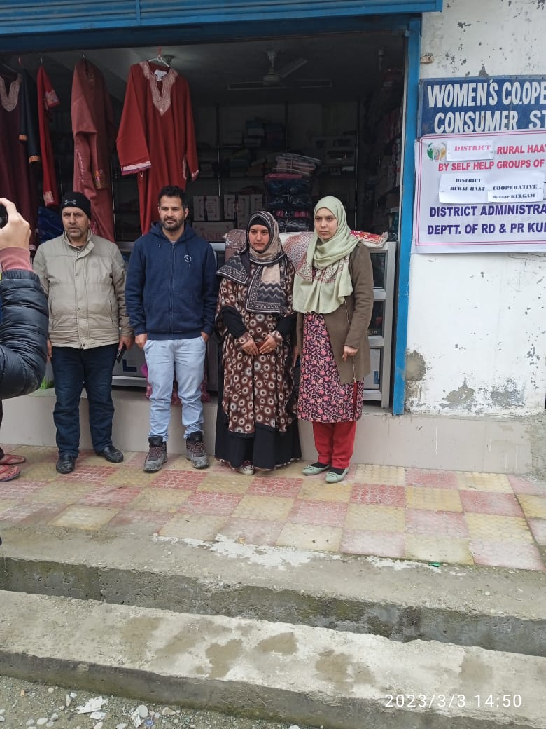 DpmNrlmkulgam's tweet photo. In callobration with #DistrictCooperativeSociety #Kulgam
#NRLMKULGAM Add on #sellingopportunity to Existing #DRH was Inaugurated on pilote Basis.This will provide #SHGMEMBERS an additional #marketplace
#womenempowerment through #ecnomicempowerment
@ https://t.co/D9YaFEdjYm