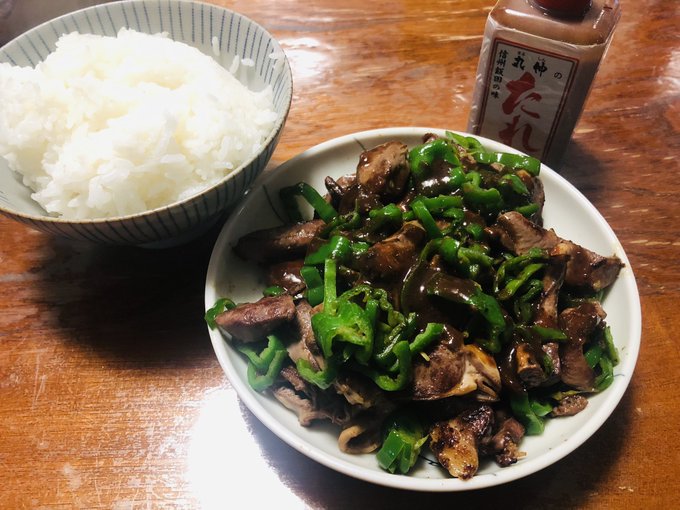 心臓にはしっかり火を通し、ピーマンは翡翠色を損なわない程度に軽く。ちょっとした配慮でウマさが段違いなのは料理もお絵描きも同じよな。 