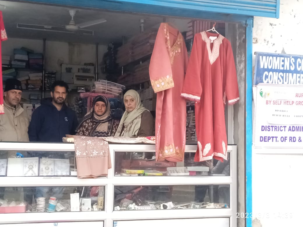DpmNrlmkulgam's tweet photo. In callobration with #DistrictCooperativeSociety #Kulgam
#NRLMKULGAM Add on #sellingopportunity to Existing #DRH was Inaugurated on pilote Basis.This will provide #SHGMEMBERS an additional #marketplace
#womenempowerment through #ecnomicempowerment
@ https://t.co/D9YaFEdjYm