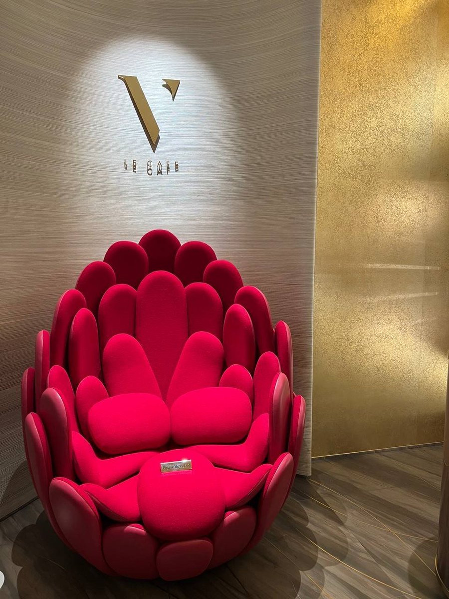 If you want to be a good person, please open this door and keep going.