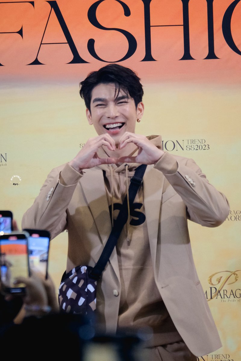 myworldspt's tweet photo. 03032023. 🫶🏻

Hello March
Hello Mew 

ᙏ̤̫

SUPPASIT WFT 2023

@MSuppasit 
#MewSuppasit 
#SiamParagonWFT23xMew https://t.co/JEi51KBLRg